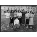 Foto di gruppo di ragazze profughe nel cortile del campo, Caserma Passalacqua, Tortona, seconda met anni Cinquanta